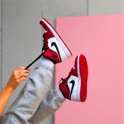 554724-173 Repsneakers Jordan 1 Mid Chicago (2020)